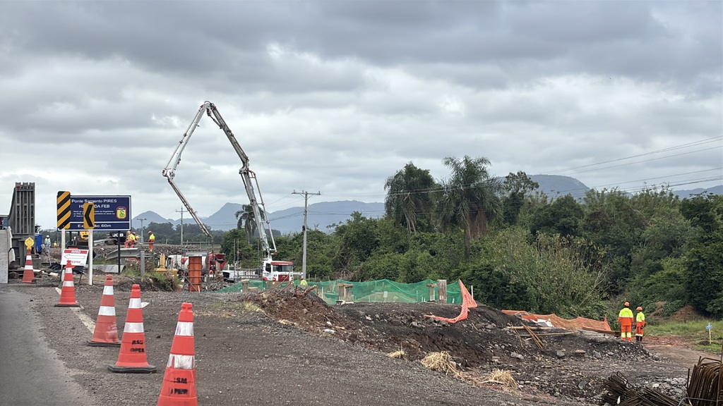 título imagem Obras da nova ponte do Arroio Grande avançam com elevação de pilares, duplicação e nivelamento da RSC-287