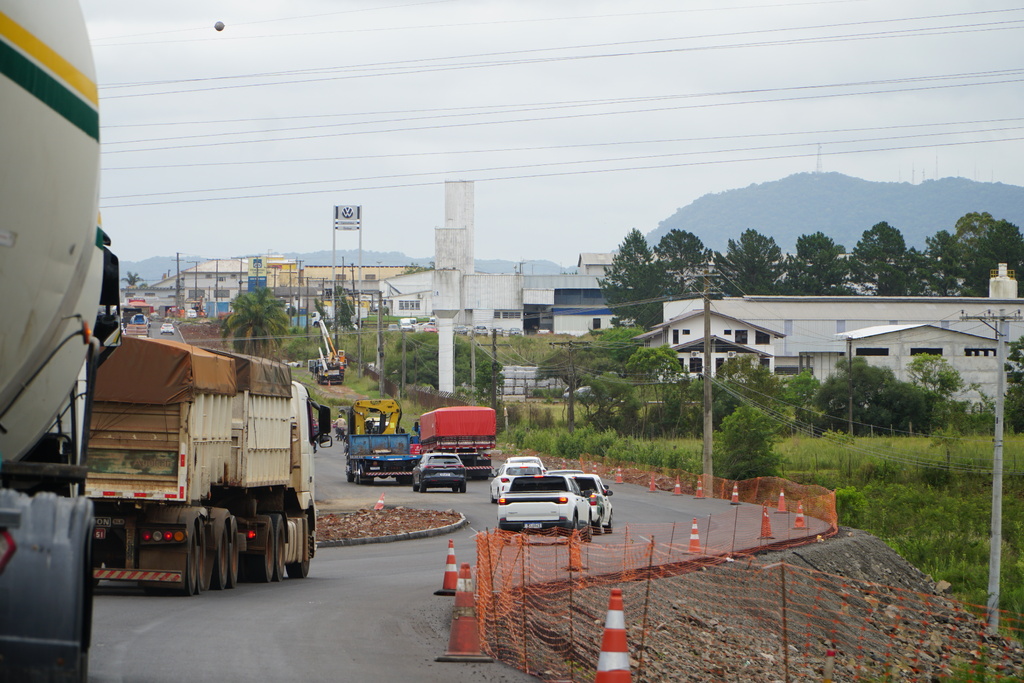 Foto: Rian Lacerda (Diário) - Após a Estância dos Montes o trânsito foi liberado na nova pista duplicada para fresagem da antiga