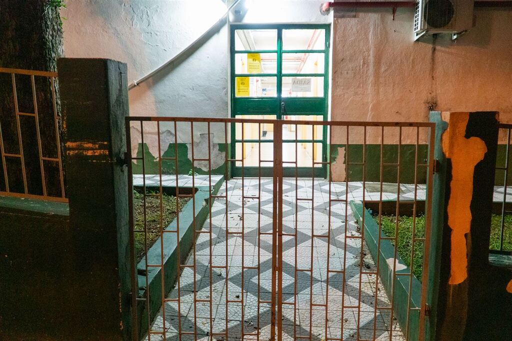 título imagem Suspeitos tentam furtar fios em unidade de saúde, mas se assustam e acabam fugindo