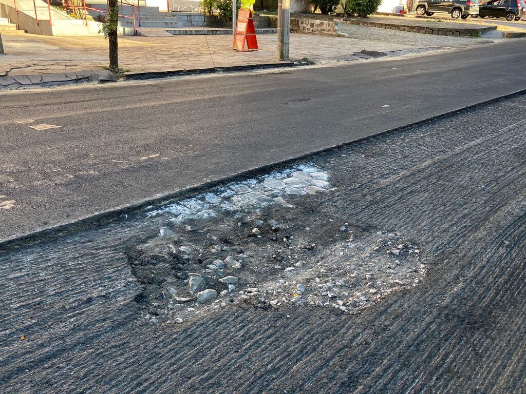 “Deu um probleminha”, explica secretário de Infraestrutura sobre motivo do asfalto novo ser retirado da Rua Duque de Caxias