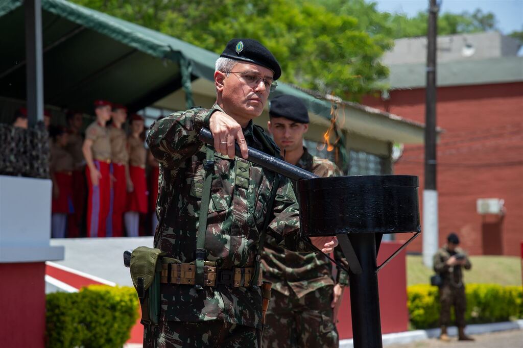 título imagem Dia da Bandeira é comemorado com solenidade e incineração