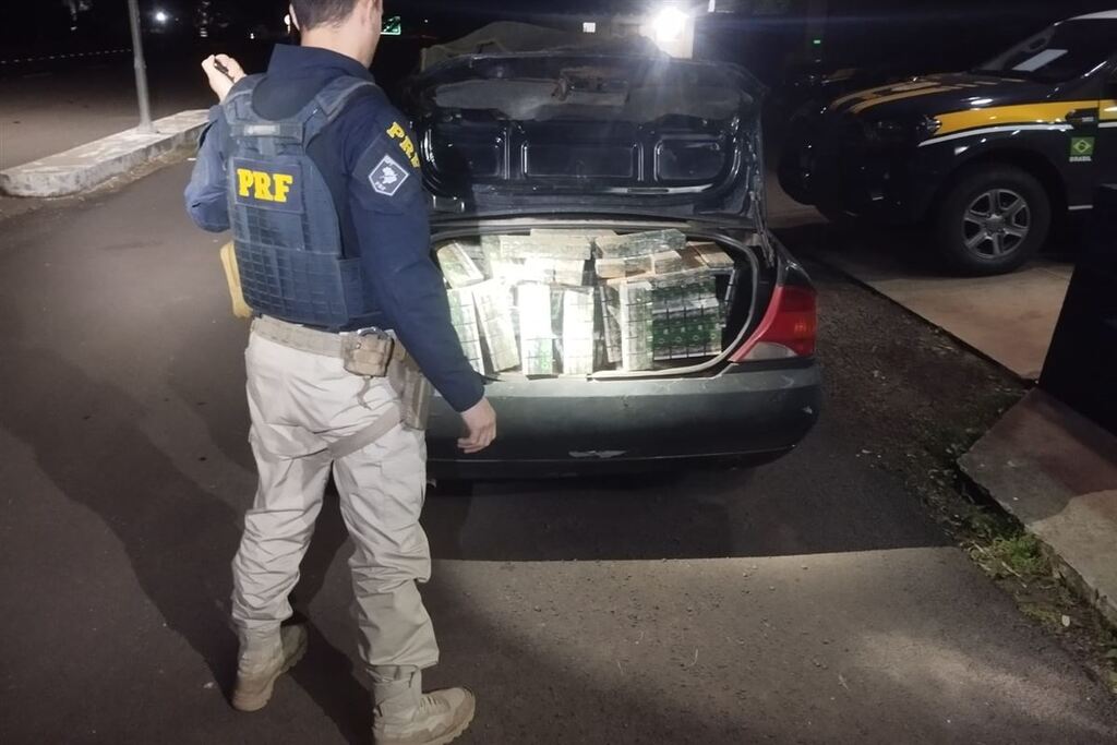 título imagem Motorista é flagrado levando carga ilegal de cigarros em estrada da região