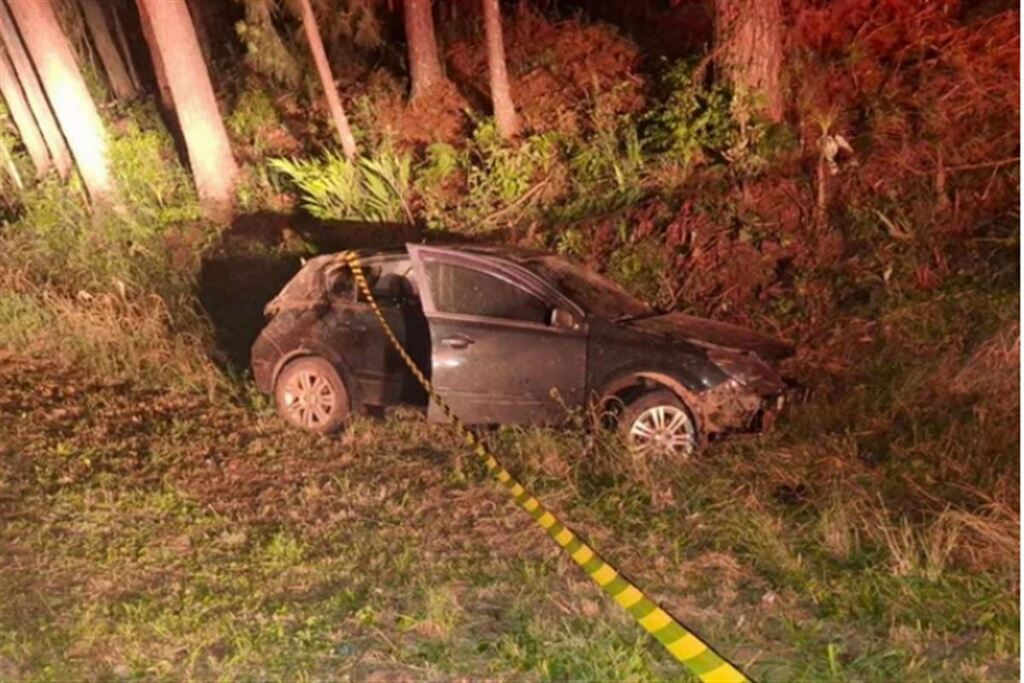 Foto: CRBM (Divulgação) - Automóvel Vectra conduzido pela vítima saiu da pista e parou em mato ao lado da rodovia, na noite de quarta-feira. Passageiro ficou ferido