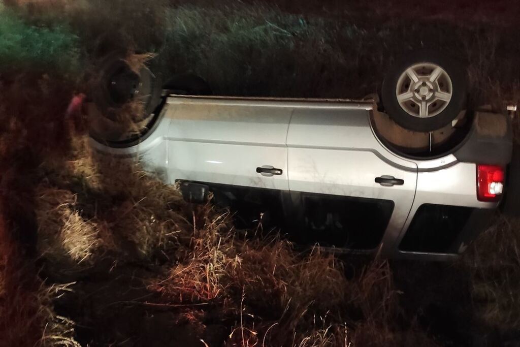 Veículo capota após tentar desviar de carreta que trafegava na contramão na BR-158