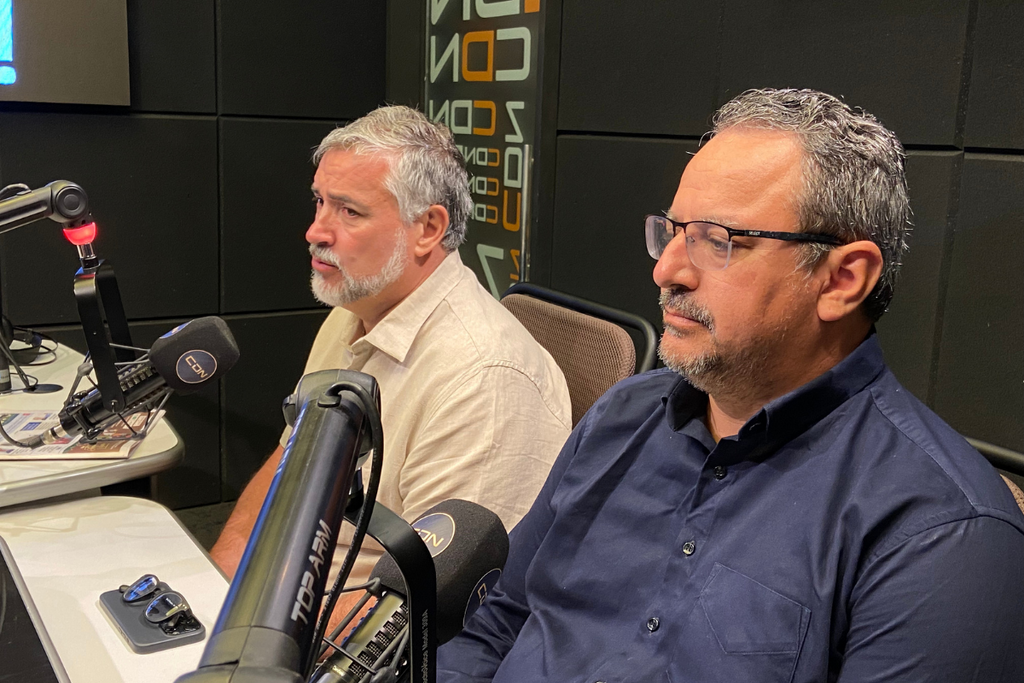 Foto: Vitória Sarturi (Diário) - Deputado Pimenta (à esq) e Secretário Wolnei Wolff na Rádio CDN