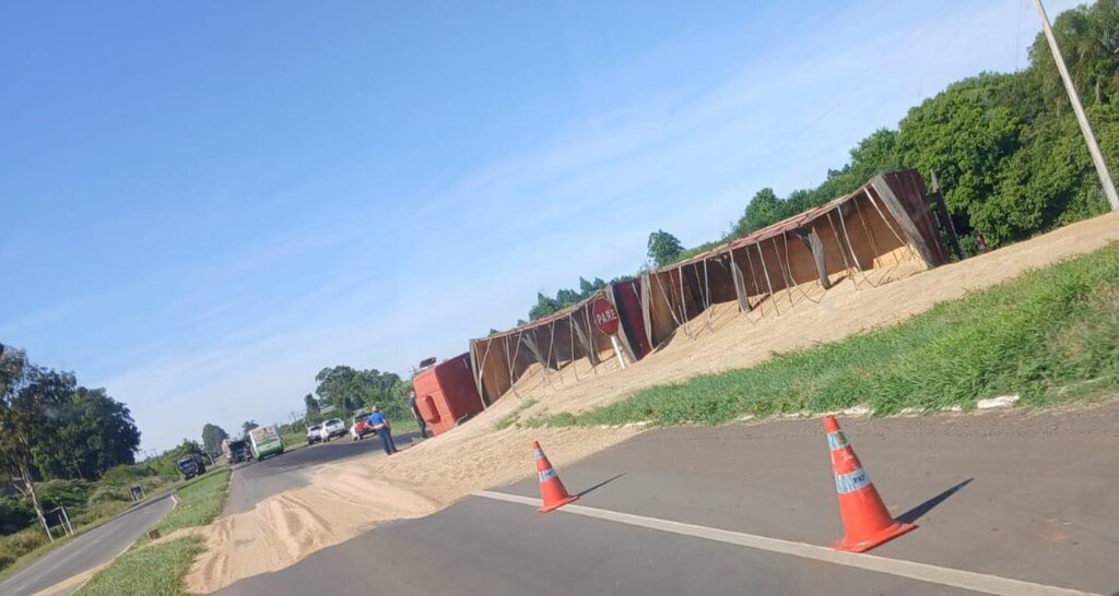 título imagem Caminhoneiro desaparece após tombar carreta carregada com soja em Cruz Alta