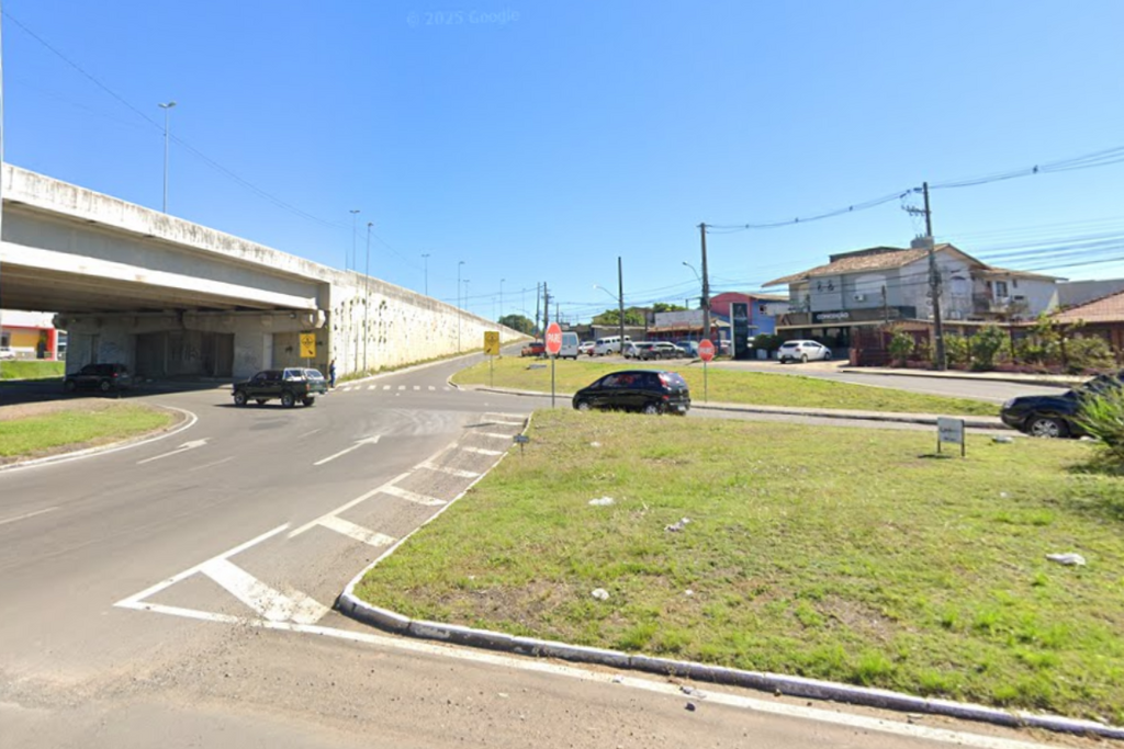 Carro e moto se envolvem em colisão na Rótula das Piscinas em Santa Maria