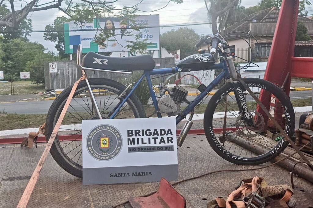 Adolescente é levado à delegacia após ser flagrado pilotando moto sem habilitação