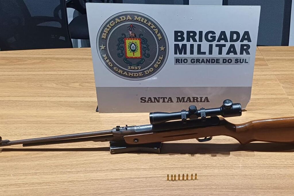 título imagem Homem é preso após denúncia de violência familiar e posse ilegal de arma em Santa Maria