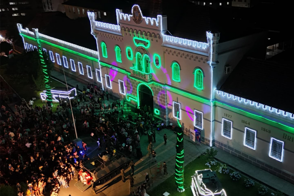 Acendimento das luzes de Natal da 6ª Brigada reúne comunidade em noite de música e tradições nesta sexta-feira