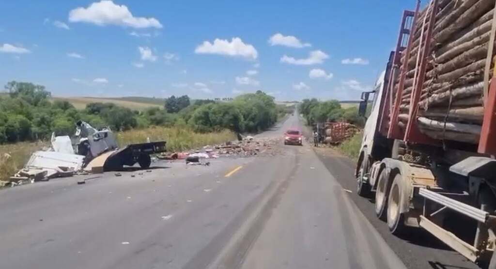 título imagem Acidente com caminhões deixa dois mortos na BR-290, em Vila Nova do Sul