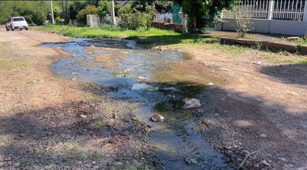 Esgoto a céu aberto há meses preocupa moradores da Vila Severo, em Santa Maria