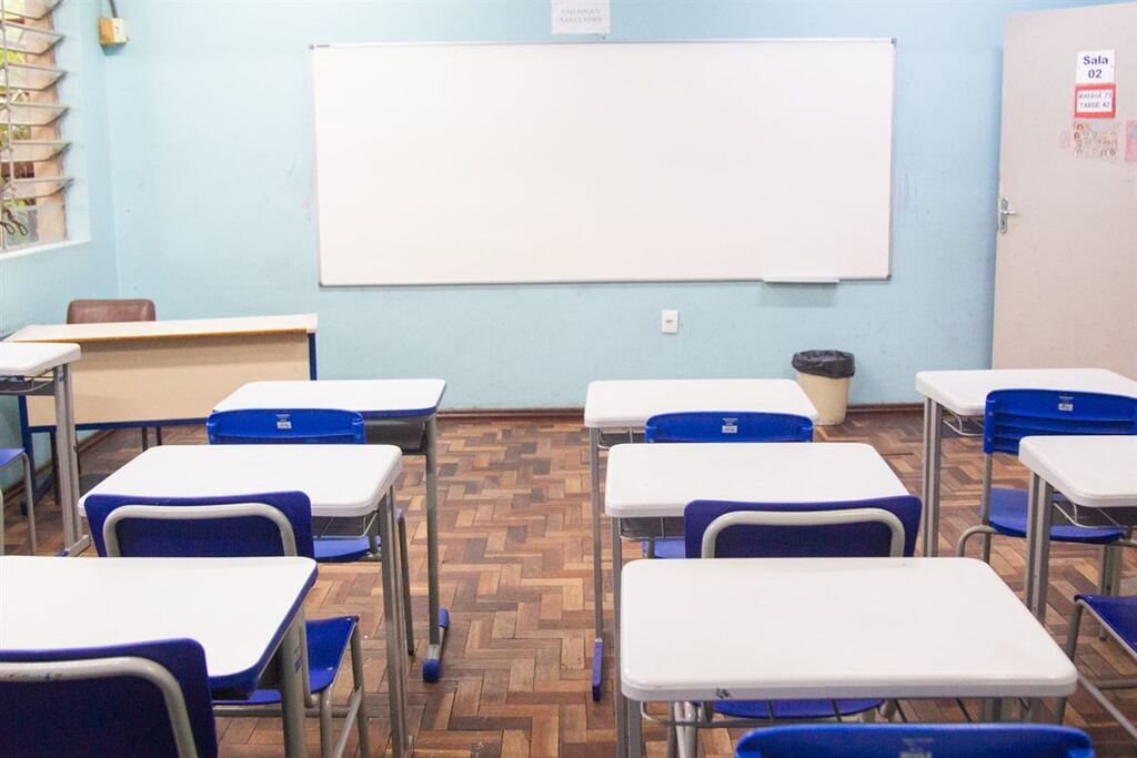 Professores municipais mantêm greve após assembleia