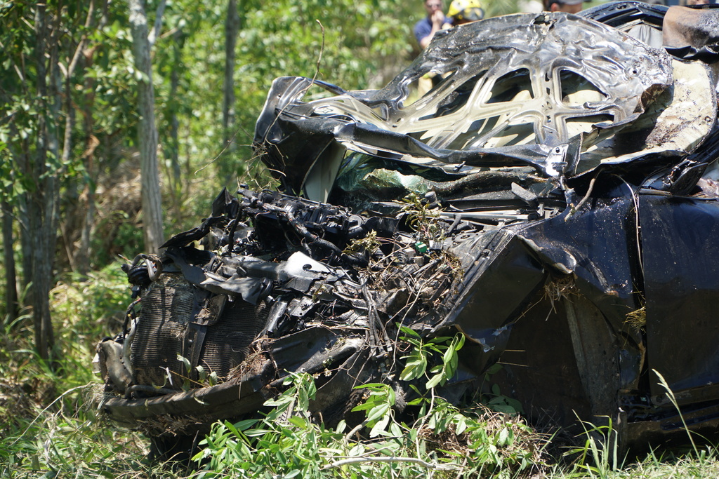 Carro com dois corpos em decomposição é retirado de vegetação densa na BR-287, em São Pedro do Sul