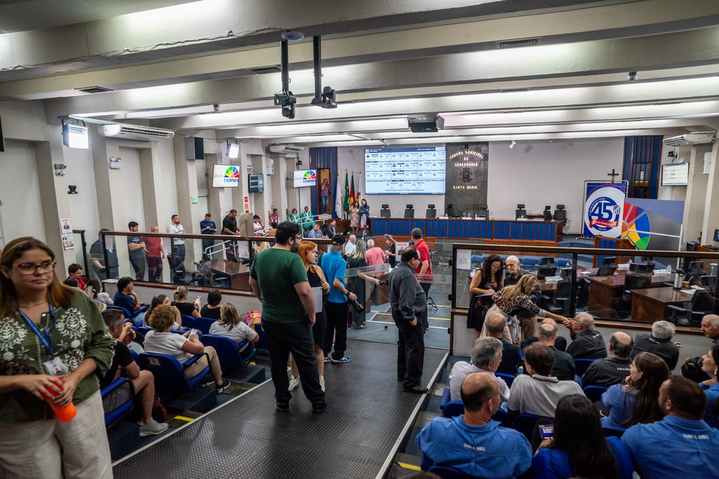 Oposição retira quórum para sessão extraordinária e votação do projeto sobre o pagamento do 13° é adiada; entenda
