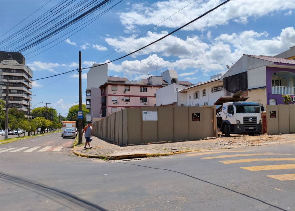 Tem início obra de nova farmácia na Avenida Borges de Medeiros