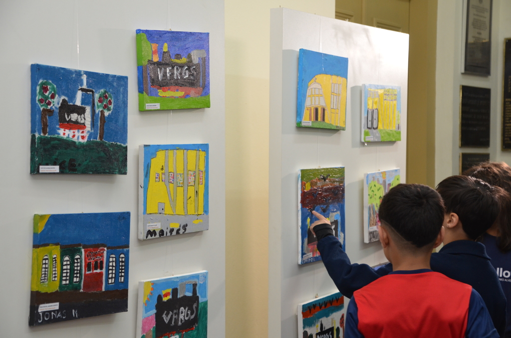  Exposição “Tecendo Laços com Minha Cidade e Minha História”, movimenta a Câmara de Vereadores de Santa Maria