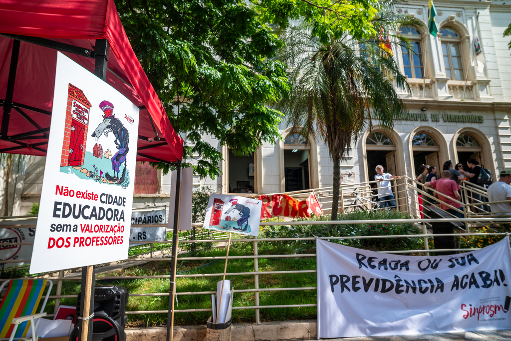 Impasse sobre 13º salário causa tensão na Câmara, mobiliza servidores e preocupa o comércio