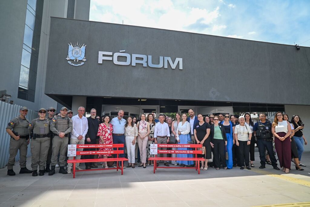Fórum de Santa Maria ganha Bancos Vermelhos como símbolo permanente de enfrentamento à violência contra mulheres