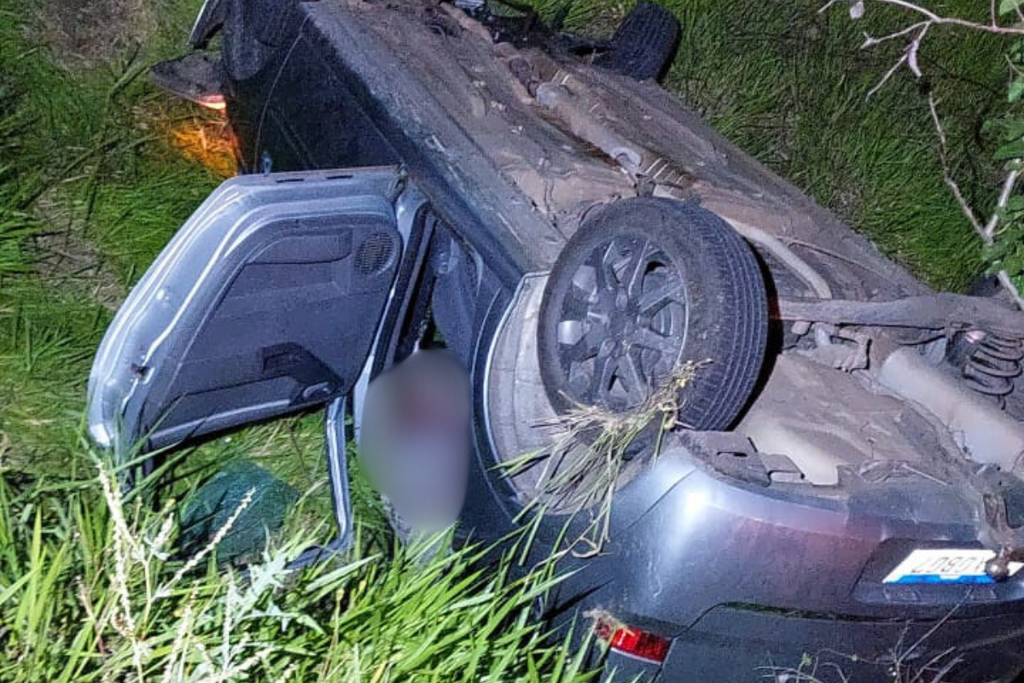 Condutor fica ferido após capotar veículo no acesso da BR-158 à Faixa Nova