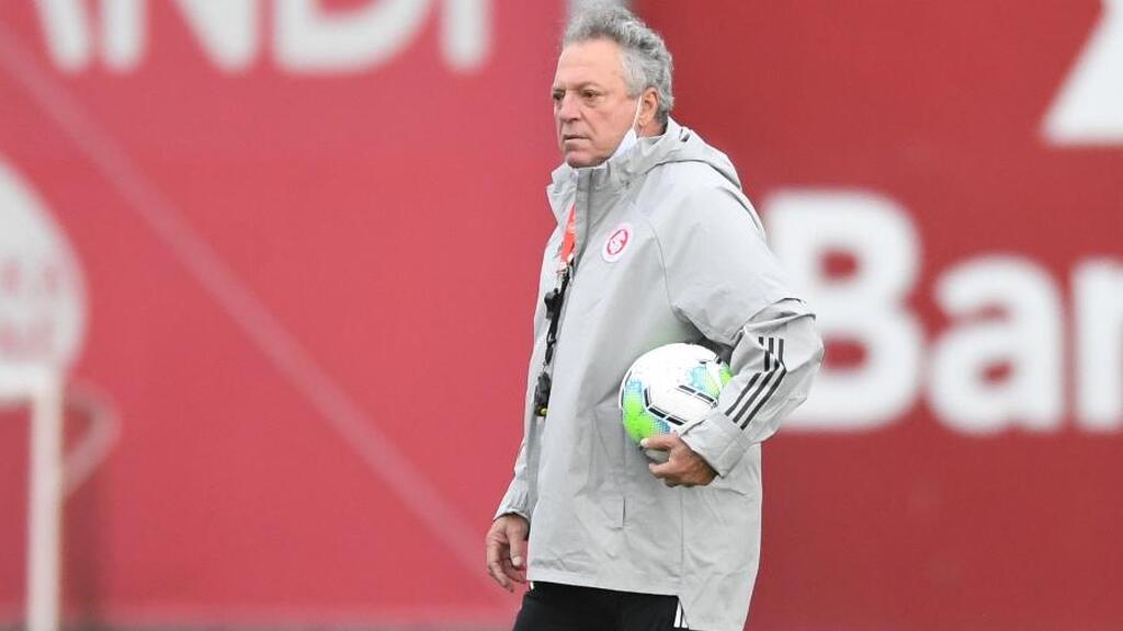 Abel Braga é anunciado e assume o Inter com a missão de livrar o clube do rebaixamento