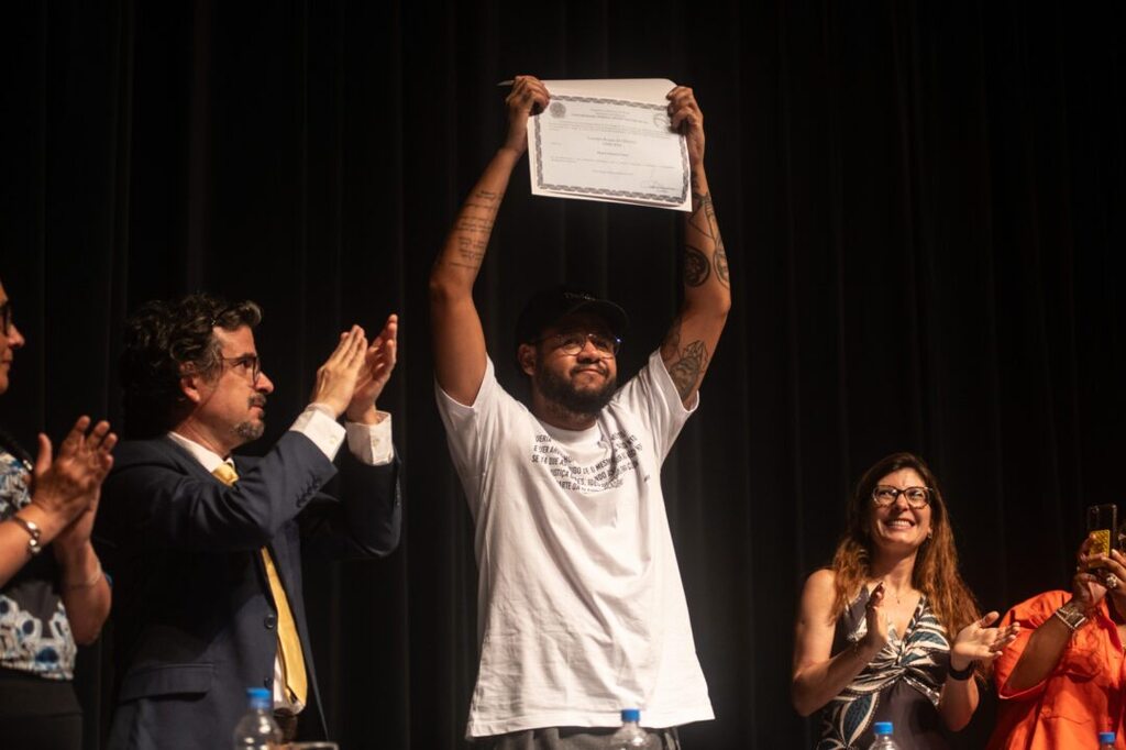 Rapper Emicida recebe título de Doutor Honoris Causa da UFRGS