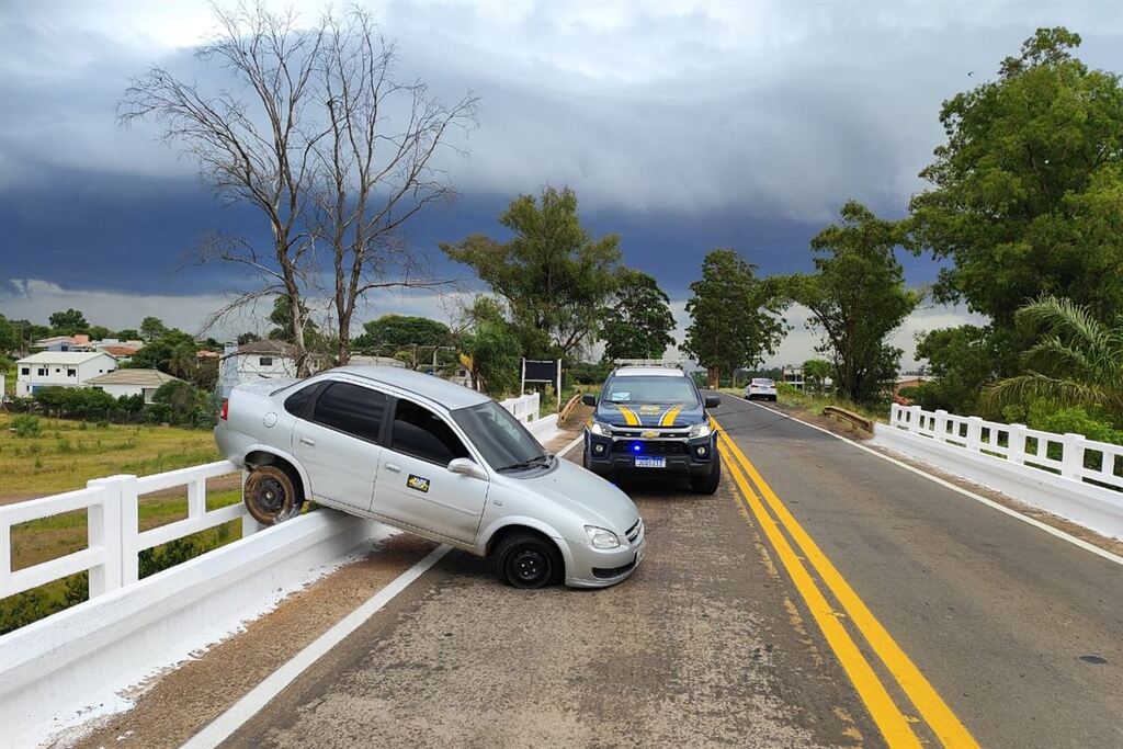 título imagem Motorista foge do local após carro ficar pendurado em viaduto na BR-287