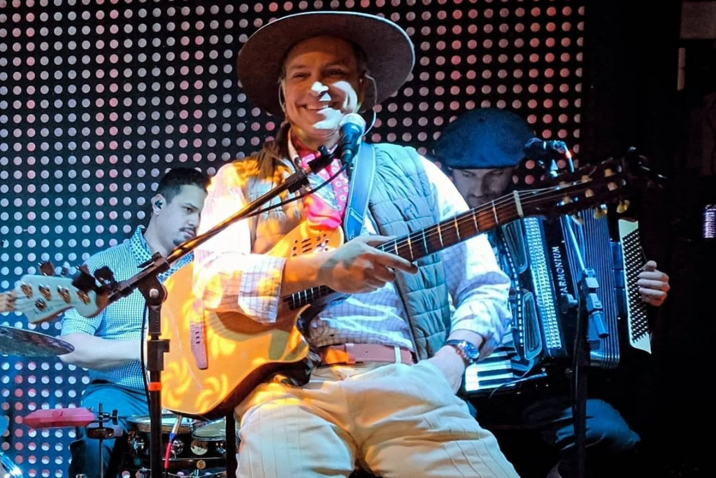 Evandro Zamberlan recebe Troféu Jayme Caetano Braun na Assembleia Legislativa