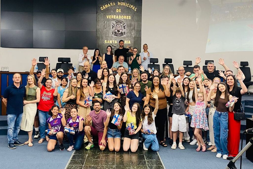 Prêmio AVF Educação reuniu cerca de 80 pessoas no plenário da Câmara