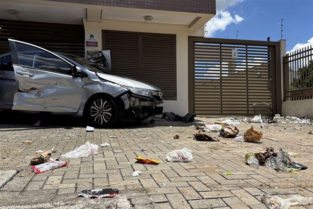 título imagem Mulher grávida colide veículo contra lixeira e fachada de prédio no Bairro Camobi, em Santa Maria