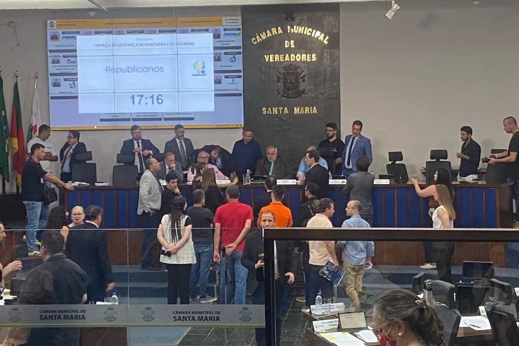 Sessão com segurança reforçada é interrompida na Câmara após discussões e clima tenso