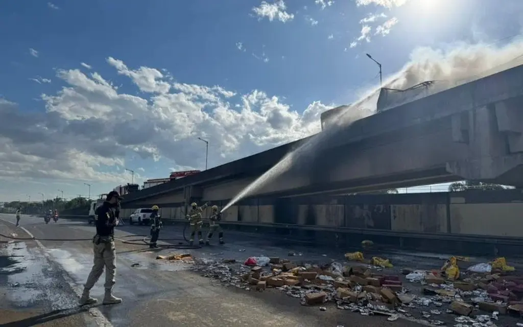 Motorista morre após explosão de caminhão na alça de acesso da BR-448 à Freeway, em Porto Alegre