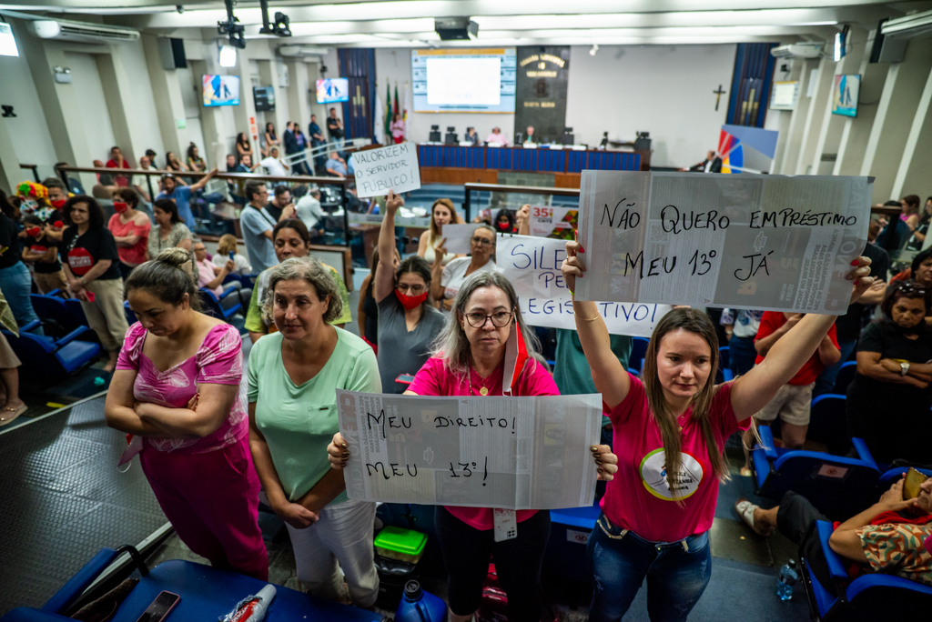 título imagem Sessão marcada por protesto e conflitos na Câmara termina sem votação do projeto sobre 13º salário