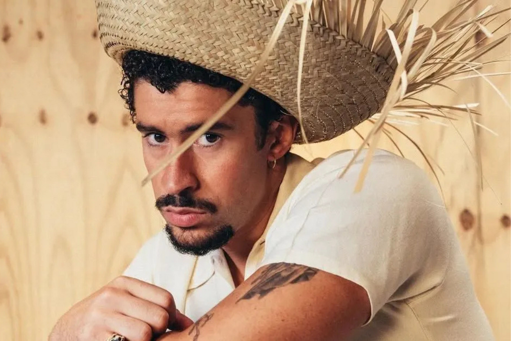 Foto: Redes Sociais (Reprodução) - Bad Bunny é o artista mais escutado do ano. Ele também tem o álbum mais ouvido, com 