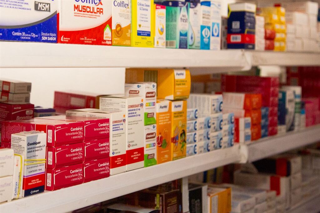 Funcionário desmaia e é chutado durante assalto a farmácia em Santa Maria