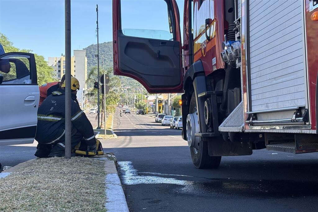 título imagem Colisão entre dois veículos deixa mulher em estado grave na Avenida Liberdade, em Santa Maria