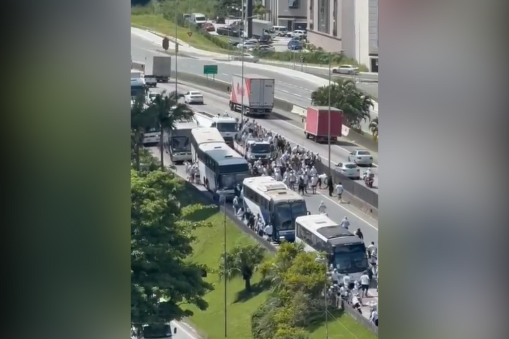 Ônibus de torcedores do Inter sofre emboscada de torcida organizada do Santos na BR-101 em Santa Catarina