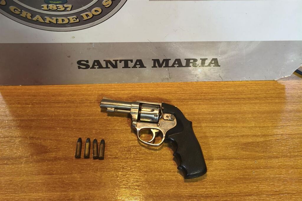 título imagem BM prende homem por porte ilegal de arma de fogo em Santa Maria
