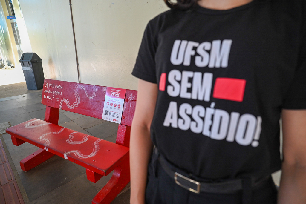 UFSM instala Banco Vermelho no campus em ato de conscientização contra a violência de gênero e feminicídio