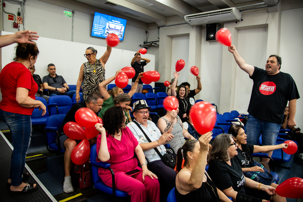 Após retirada do projeto sobre 13º, servidores seguem com mobilização na Câmara de Vereadores
