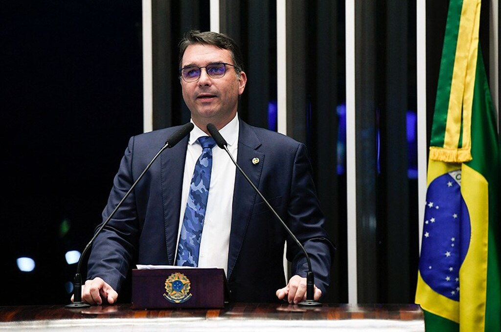Escolhido pelo pai, Flávio Bolsonaro confirma pré-campanha à Presidência em 2026