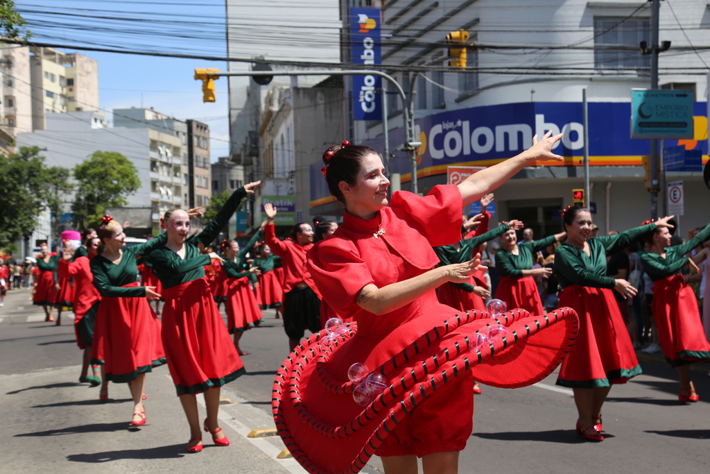 Centro de Santa Maria amanhece colorido no primeiro Desfile de Natal da Estação 2025
