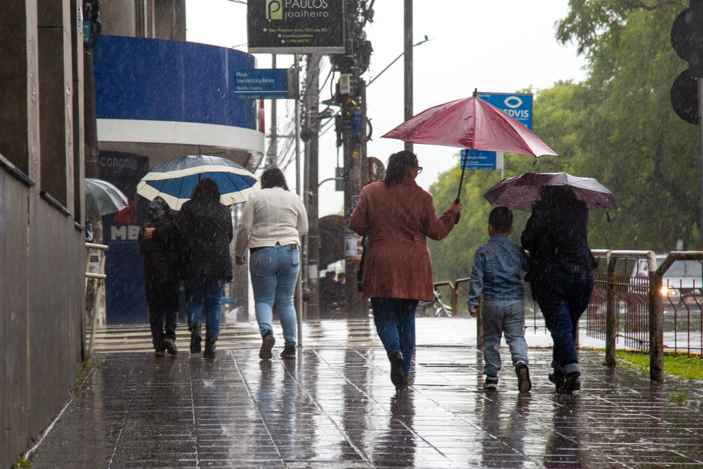 Formação de ciclone intensifica instabilidade e semana começa com previsão de temporal na região