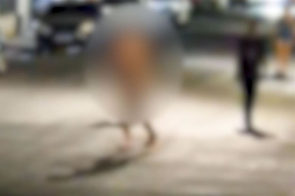 VÍDEO: Homem nu e em surto é alvo de pedradas antes de ser detido no centro de Santa Maria
