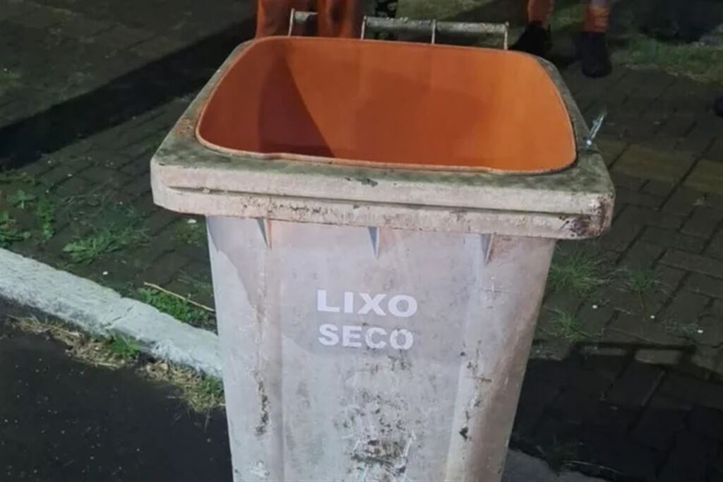 Mulher é encontrada morta, amarrada e seminua dentro de lixeira na Região Metropolitana