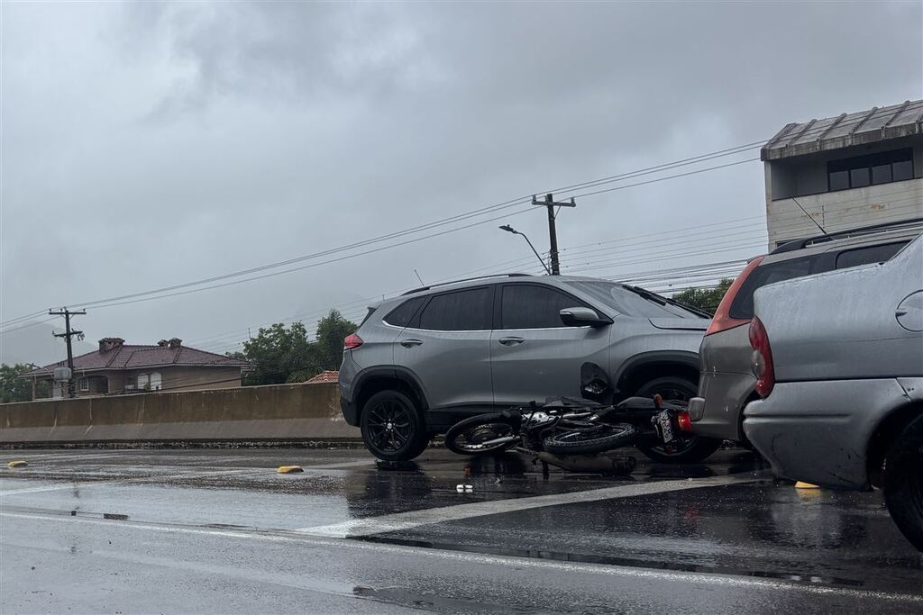 Dois engavetamentos geram mais de dois quilômetros de lentidão na Faixa Velha de Camobi, em Santa Maria
