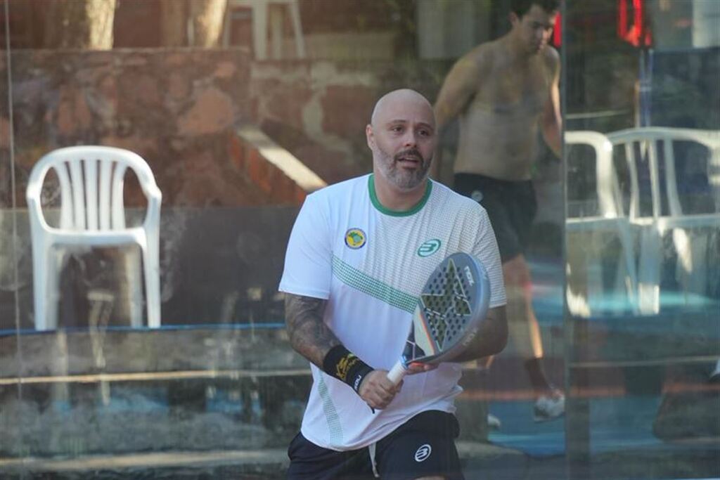 título imagem Santa-marienses integram equipe brasileira que ficou com o vice no Pan-Americano Sênior de Pádel