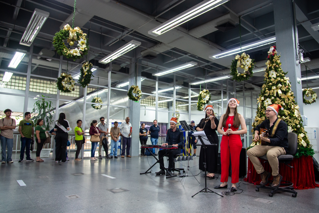“Natal é vida”: música clássica e decoração transformam rotina bancária em espetáculo no centro de Santa Maria