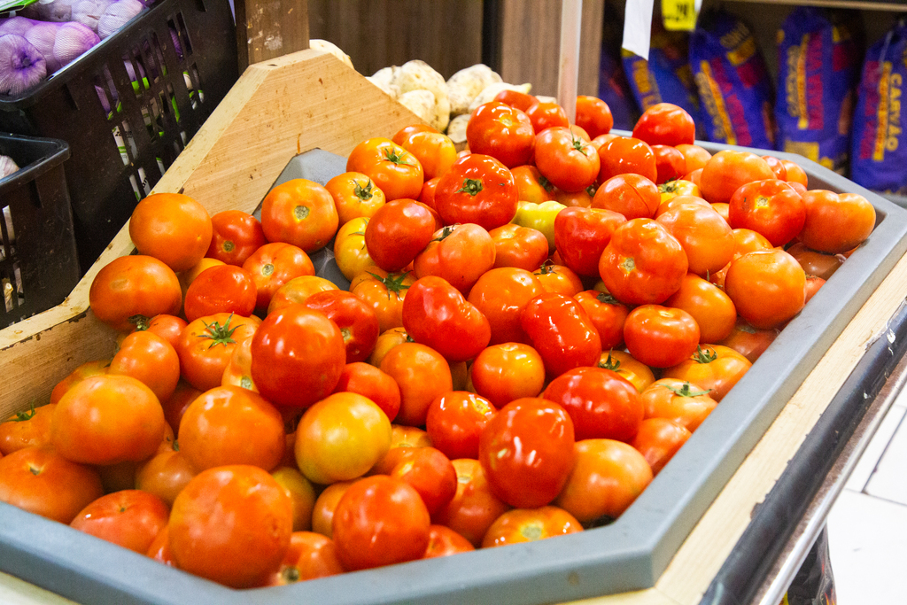 Queda nos preços dos alimentos ajuda a conter inflação de novembro, diz IBGE