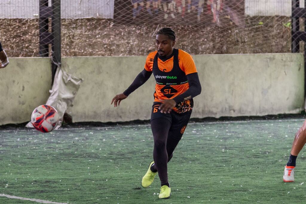 Com novo lateral-esquerdo, Inter-SM treina na grama sintética